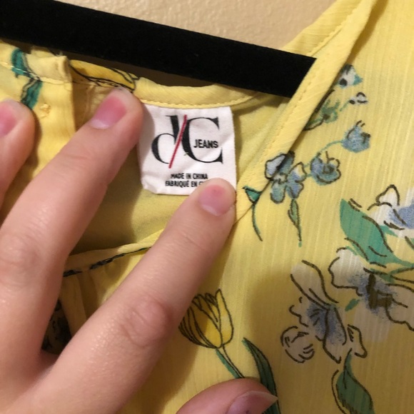 Yellow Floral Sleeveless Blouse - Picture 3 of 3